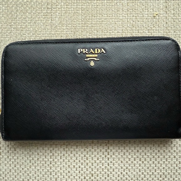 Prada Large Black Saffiano Leather Wallet - Picture 2 of 8
